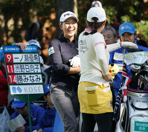 16番　ティーグラウンドで勝みなみ（右）と話す渋野日向子（撮影・清水貴仁）