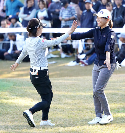 18番　ホールアウトし一ノ瀬優希（左）と抱き合う渋野日向子（撮影・清水貴仁）