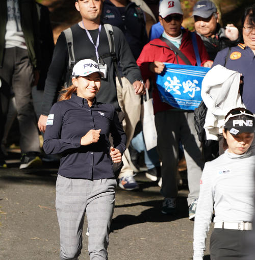 1番を終え駆けあしで2番に向かう渋野日向子（撮影・清水貴仁）