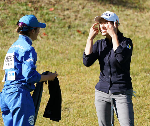 4番　グリーン上でキャディーと笑顔で話す渋野日向子（撮影・清水貴仁）
