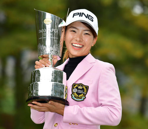 通算19アンダーで優勝し表彰式で笑顔の渋野日向子（撮影・清水貴仁）