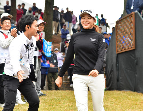 通算19アンダーで優勝しヒーローインタビューにやって来る渋野日向子（撮影・清水貴仁）