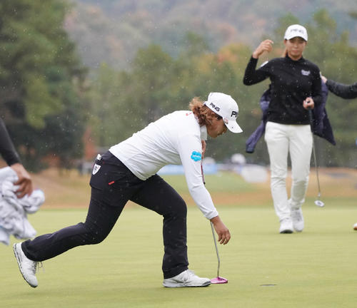 18番　バーディーパットを沈め通算18アンダーの2位で終える鈴木愛（左）、奥は渋野日向子（撮影・清水貴仁）