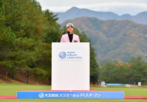 表彰式でスピーチする渋野日向子（左）（撮影・清水貴仁）