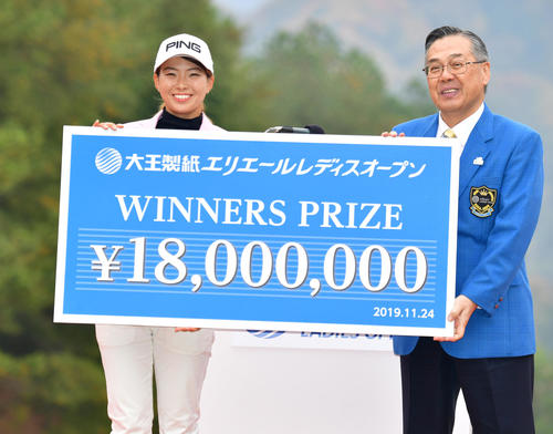 通算19アンダーで優勝し賞金1800万円を獲得する渋野日向子（撮影・清水貴仁）