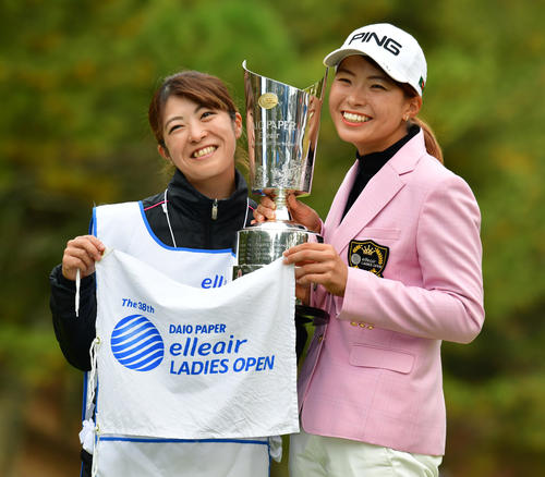 表彰式で定由早織キャディー（左）とともに記念撮影を行う渋野日向子（撮影・清水貴仁）