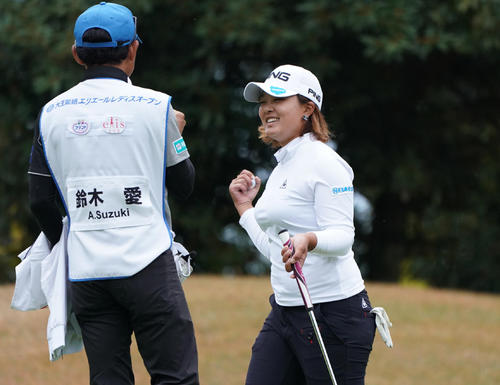 12番　バーディーを奪う鈴木愛（撮影・清水貴仁）