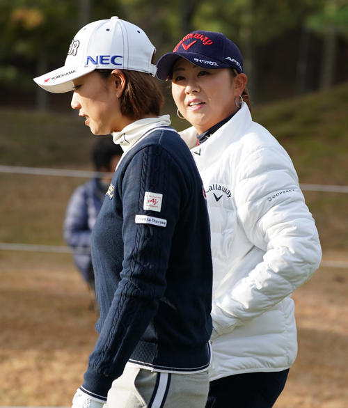 大王製紙エリエール・レディース　第2日　1番　原江里菜（左）とともにラウンドする佐伯三貴（撮影・清水貴仁）