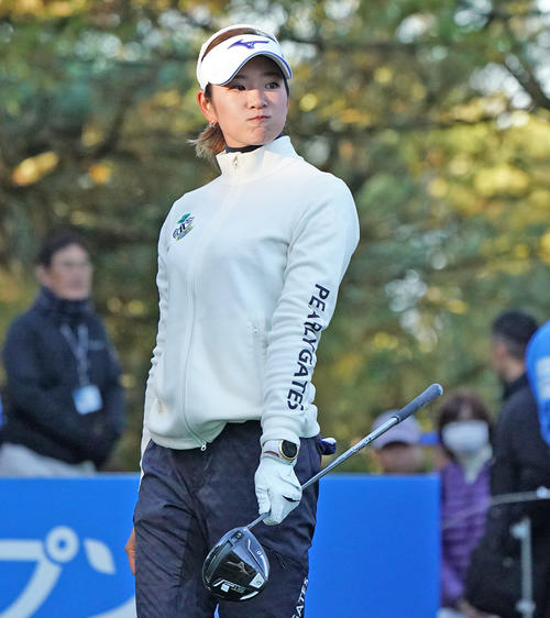 大王製紙エリエール・レディース　第3日　10番　ティーショットを放つ原英莉花（撮影・清水貴仁）