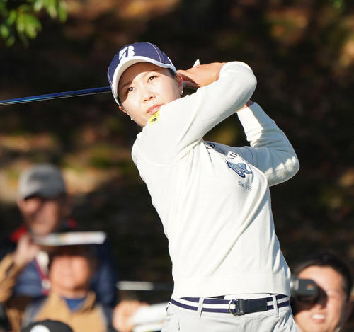 大王製紙エリエール・レディース　第3日　1番　ティーショットを放つ金沢志奈（撮影・清水貴仁）