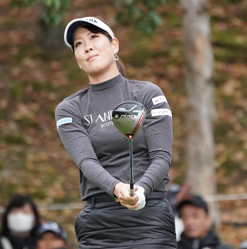 大王製紙エリエール・レディース　第4日　1番　ティーショットを放つ福田真未（撮影・清水貴仁）