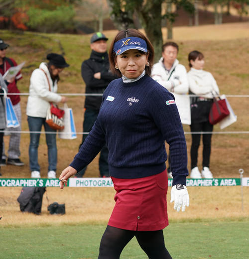 大王製紙エリエール・レディース　第4日　1番　ティーショットを放ちカメラ目線の吉田弓美子（撮影・清水貴仁）
