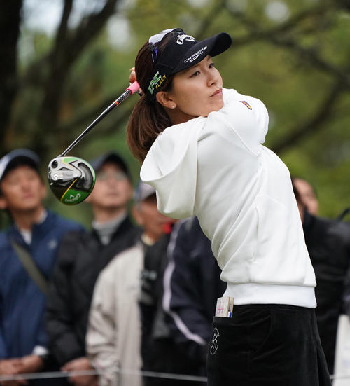大王製紙エリエール・レディース　第4日　10番　ティーショットを放つ藤田光里（撮影・清水貴仁）