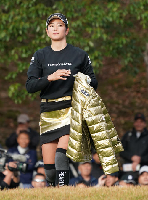 大王製紙エリエール・レディース　第4日　1番　ティーショットを終えスタートする原英莉花（撮影・清水貴仁）