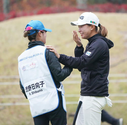 優勝が決まり練習グリーンで涙をみせる渋野日向子（撮影・清水貴仁）