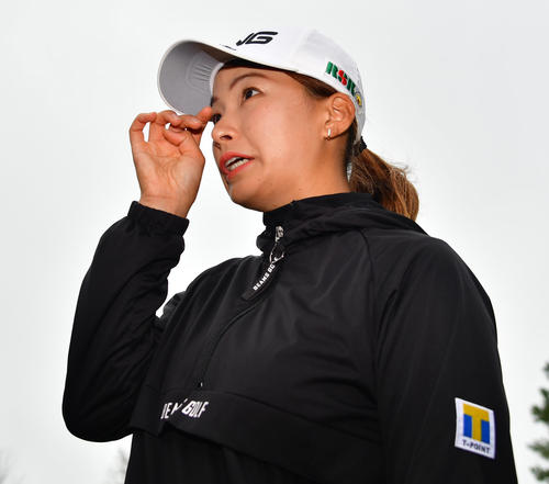 逆転での優勝が決まり涙をみせる渋野日向子（撮影・清水貴仁）