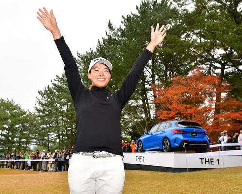 通算19アンダーで優勝しばんざいで喜ぶ渋野日向子（撮影・清水貴仁）