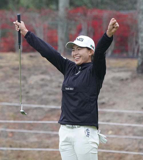 優勝が決まり練習グリーンでガッツポーズをみせる渋野日向子（撮影・清水貴仁）