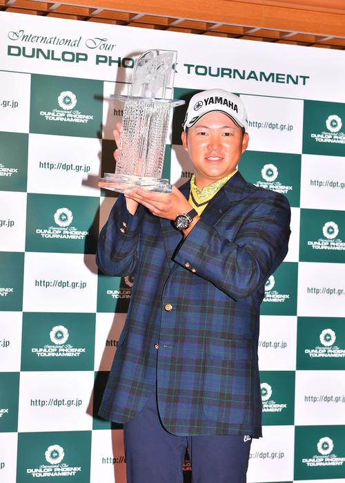 優勝トロフィーを手に笑顔を見せる今平周吾（撮影・上田博志）