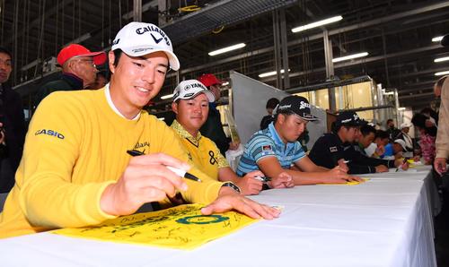 雷雨の為に中止となり、即席サイン会をする石川遼（左）ら選手たち（撮影・上田博志）