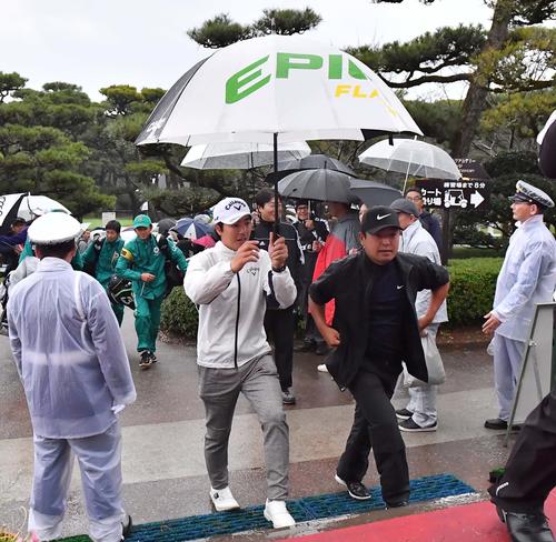 雷雲接近のため試合が中断されクラブハウスに戻る石川遼（左）と時松隆光（撮影・上田博志