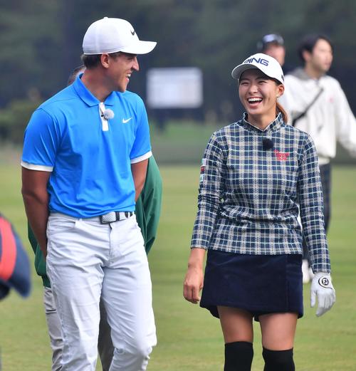 「京セラ　フェニックスチャレンジ」の収録でキャメロン・チャンプ（左）と談笑する渋野日向子（撮影・上田博志）