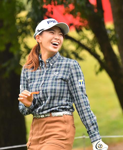 ドライフルーツを食べながら練習ラウンドする渋野日向子（撮影・上田博志）