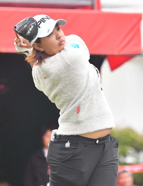 1番、ティーショットを放つ鈴木愛（撮影・上田博志）