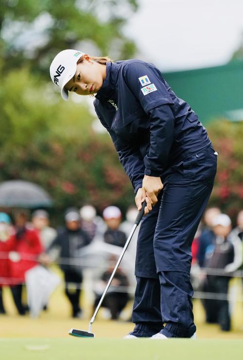 1番、パットする渋野日向子（撮影・横山健太）