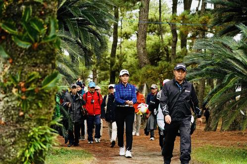 第1日　6番へ向かう途中、笑顔を見せる渋野日向子（撮影・横山健太）