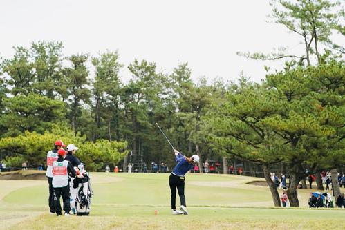 5番、ティーショットを放つ渋野日向子（撮影・横山健太）