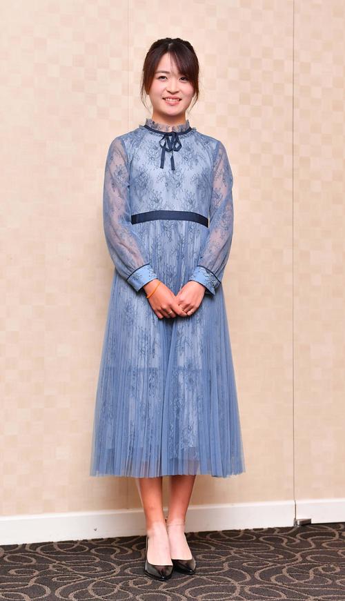 前夜祭でドレスアップする三ケ島かな（撮影・上田博志）