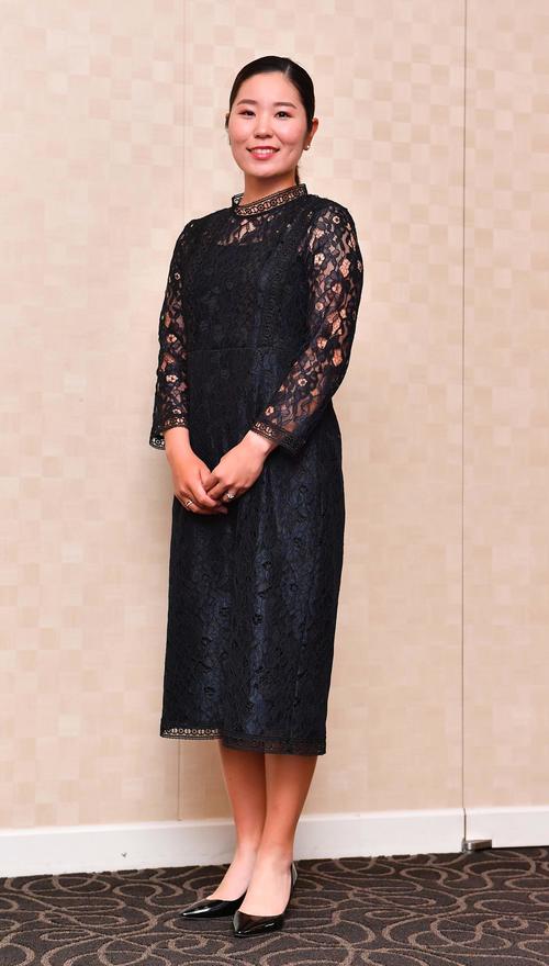 前夜祭でドレスアップする比嘉真美子（撮影・上田博志）