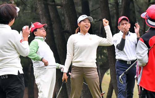 プロアマ戦でバーディーを奪いガッツポーズする渋野日向子（中央）（撮影・上田博志）