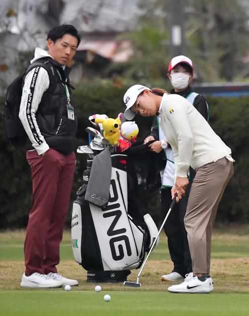 青木翔コーチとパッティング練習をする渋野日向子（撮影・上田博志）