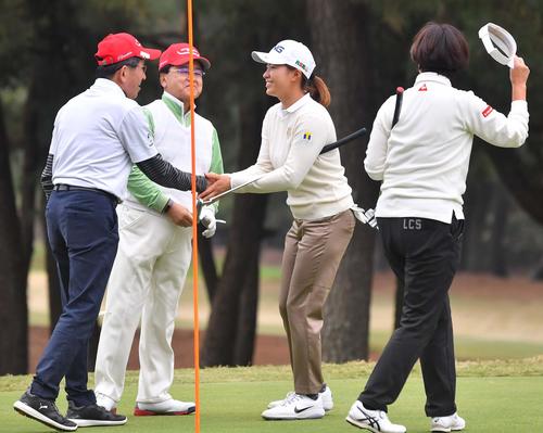 プロアマ戦を終えアマチュアと握手を交わす（中央）渋野日向子（撮影・上田博志）