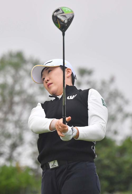 プロアマ戦に参加しティーショットを放つ申ジエ（撮影・上田博志）＝2019年11月27日、宮崎カントリークラブ