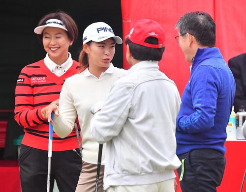 プロアマ戦に参加し小林浩美LPGA会長（左）とラウンドする渋野日向子（撮影・上田博志）