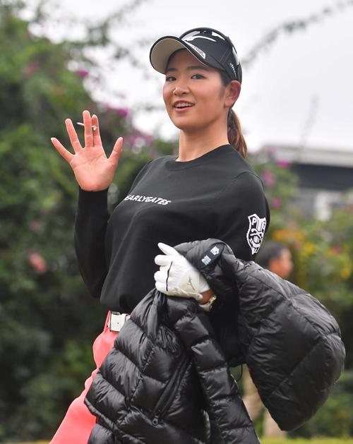 プロアマ戦に参加し笑顔を見せながらスタートする原英莉花（撮影・上田博志）