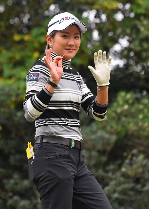 プロアマ戦に参加し笑顔を見せながらセカンド地点へ歩く成田美寿々（撮影・上田博志）