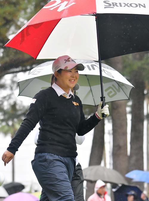 1番、ティーショットを放ち笑顔を見せる浅井咲希（撮影・上田博志）