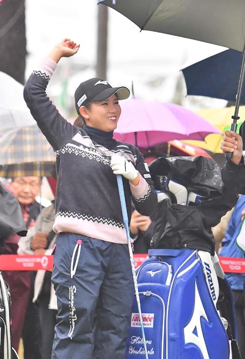 1番、ティーグラウンドで笑顔を見せる吉本ひかる（撮影・上田博志）