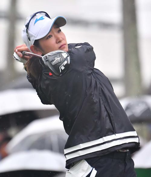 1番、ティーショットを放つ原英莉花（撮影・上田博志）