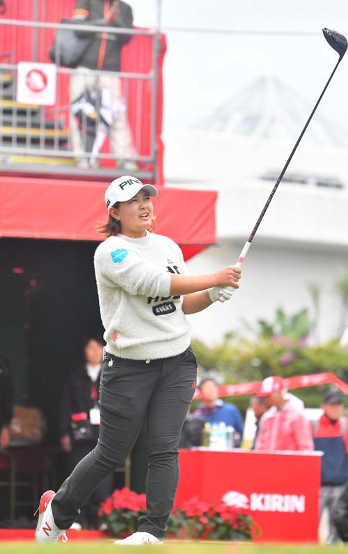 1番、ティーショットを放つ鈴木愛（撮影・上田博志）