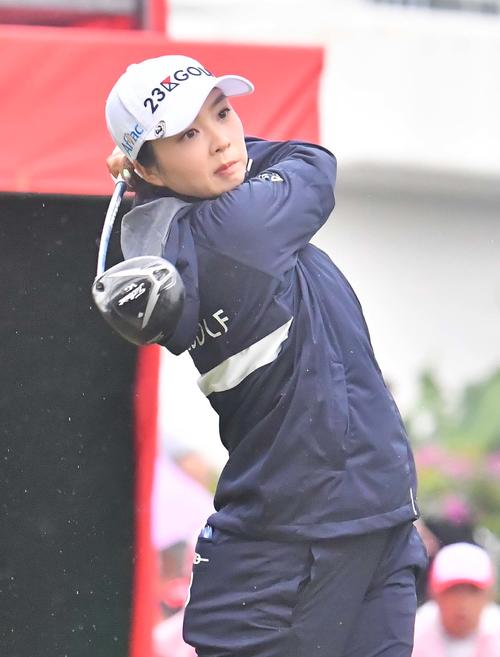 1番、ティーショットを放つ菊地絵理香（撮影・上田博志）