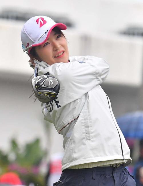 1番、笑顔でティーショットを放つ三ケ島かな（撮影・上田博志）