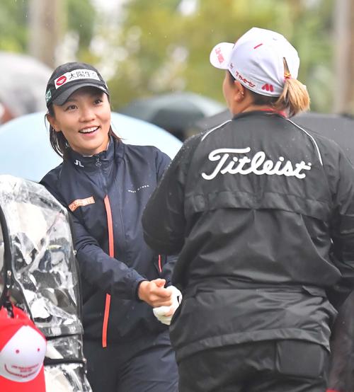 1番、アン・ソンジュ（右）と談笑するテレサ・ルー（撮影・上田博志）