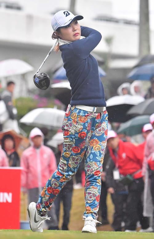 1番、ティーショットを放つ高橋彩華（撮影・上田博志）