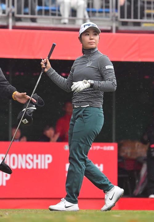 1番、ティーショットを放つ比嘉真美子（撮影・上田博志）