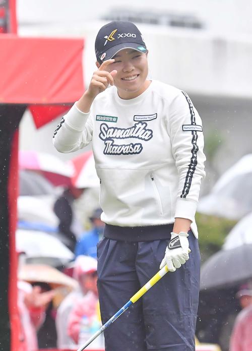 1番、ティーグラウンドで笑顔を見せる勝みなみ（撮影・上田博志）